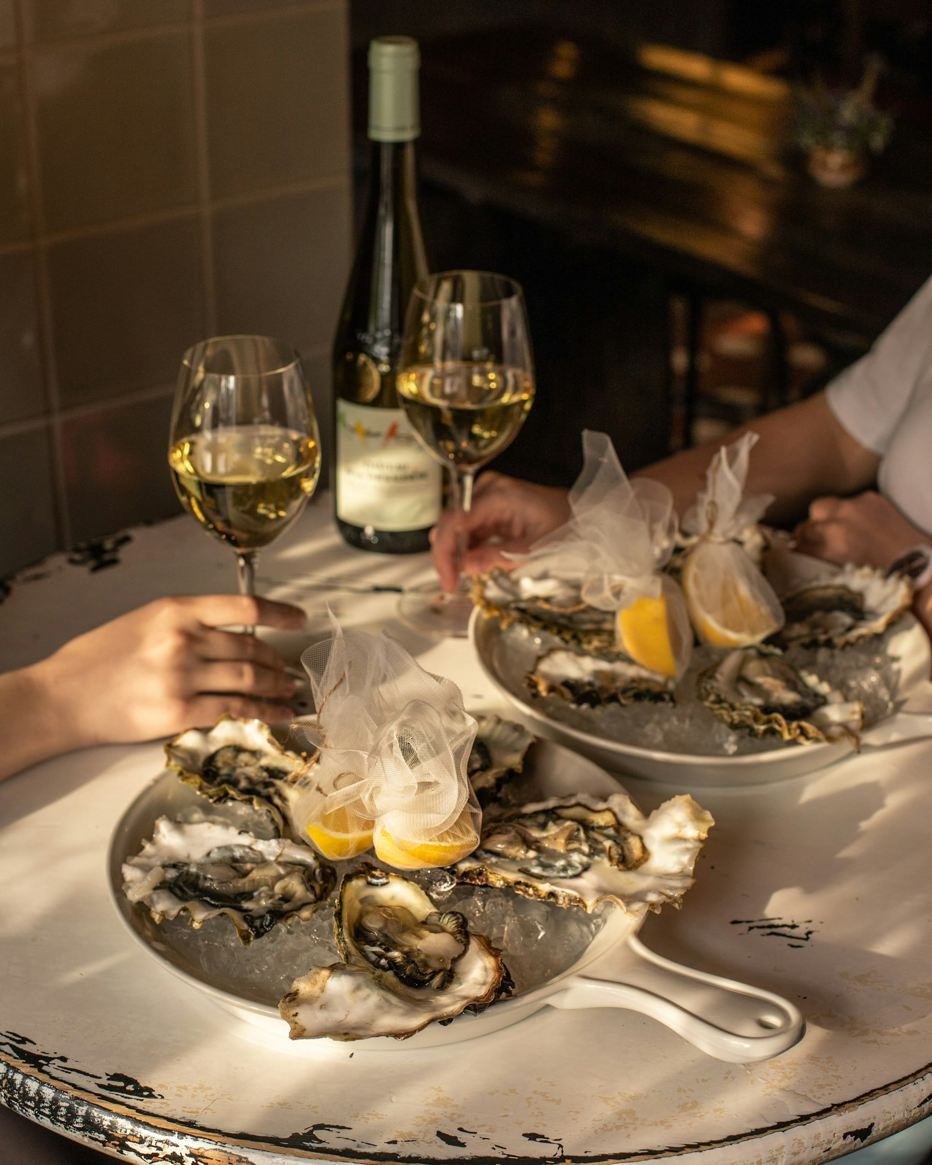 aperitif-huitres-ile-de-re-verre-de-vin-blanc
